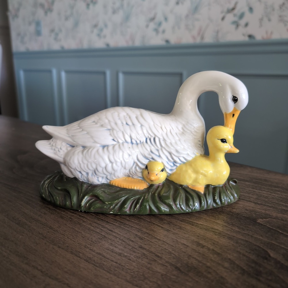 Vtg Atlantic Mold Hand Painted Goose Goslings Figurine Ceramic Mother Farmhouse